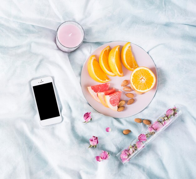 Petit déjeuner avec fruits et portable