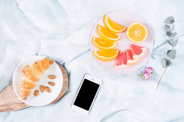 Petit déjeuner avec fruits et téléphone portable