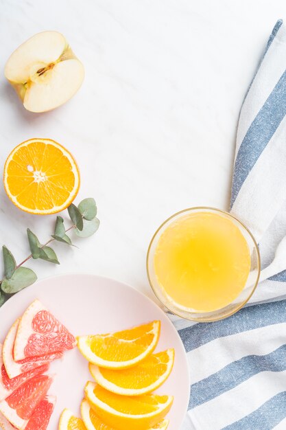 Petit déjeuner avec des fruits