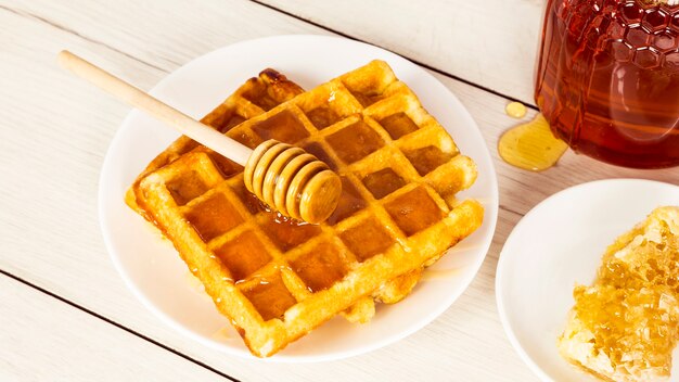 Petit déjeuner avec des gaufres belges et du miel