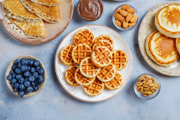 Petit-déjeuner glucidique, crêpes, crêpes, gaufrettes.