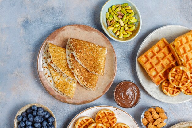 Petit-déjeuner glucidique, crêpes, crêpes, gaufrettes.