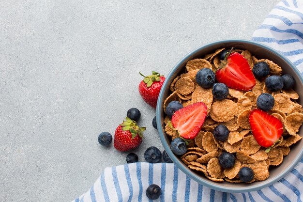 Petit-déjeuner en gros plan avec des céréales