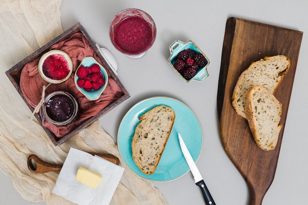 Petit déjeuner avec marmelade