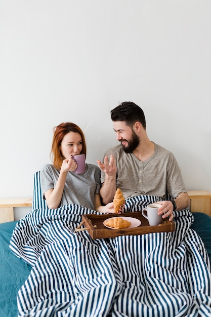 Petit déjeuner le matin au lit et couvertures