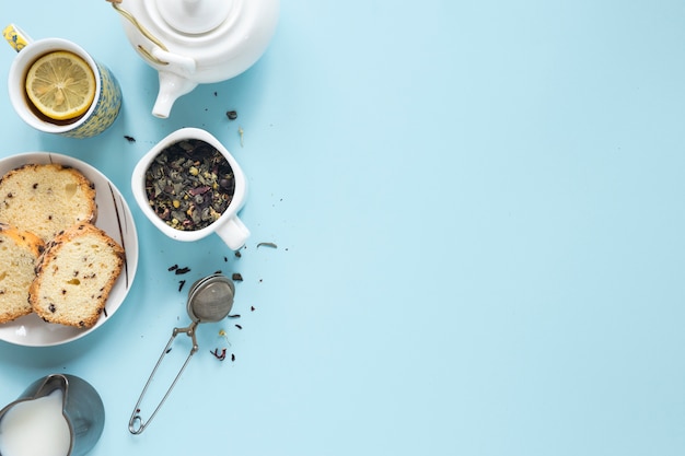 Petit déjeuner le matin avec des herbes et une passoire à thé sur un fond coloré