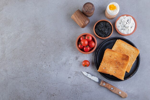 Petit déjeuner le matin placé sur un fond de marbre.