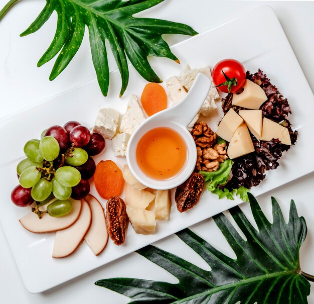 Petit déjeuner avec miel et fruits