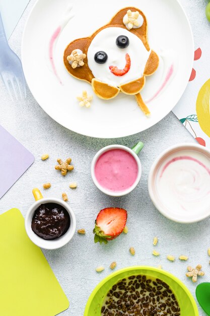 Petit déjeuner mignon, crêpes pour enfants et céréales au chocolat