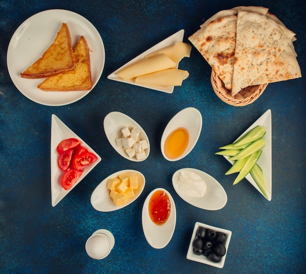 petit déjeuner mis en vue de dessus sur la table