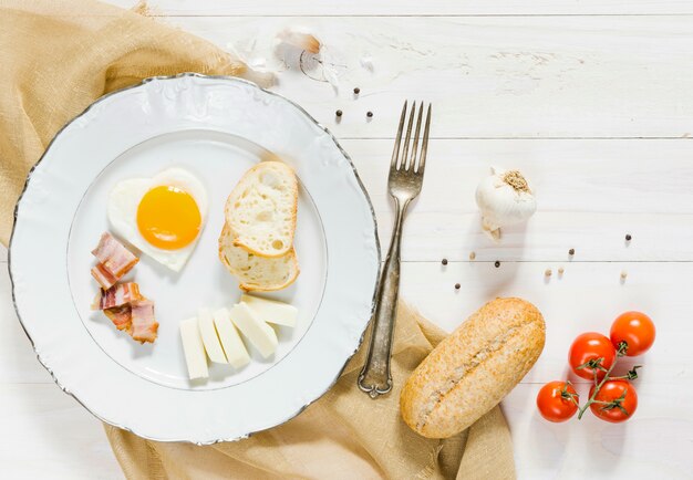 Petit déjeuner avec des œufs et du bacon