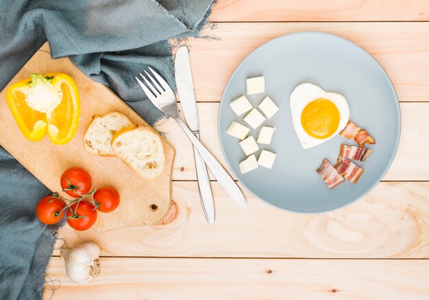 Petit déjeuner avec des œufs et du bacon