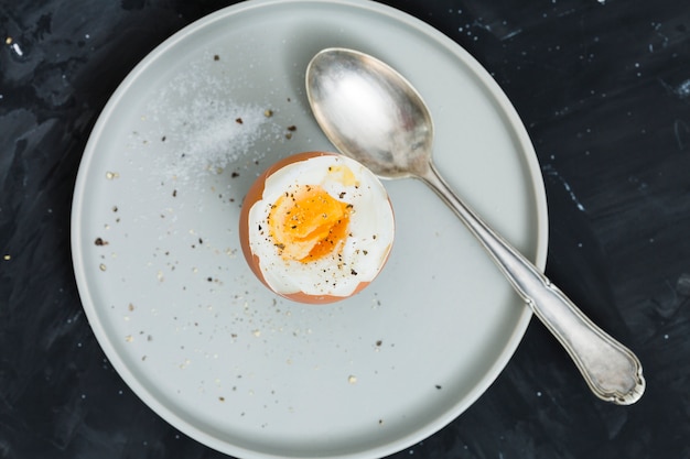 Photo gratuite petit déjeuner avec des œufs durs