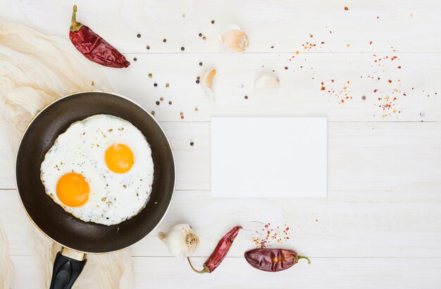 Petit déjeuner avec des œufs et une poêle à frire