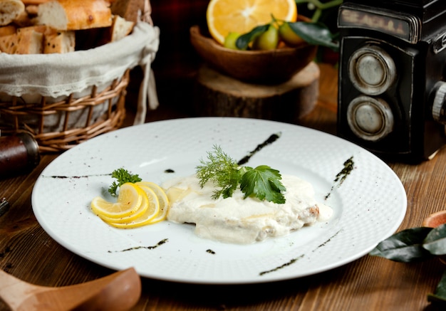 Petit-déjeuner d'œufs sucrés sur la table