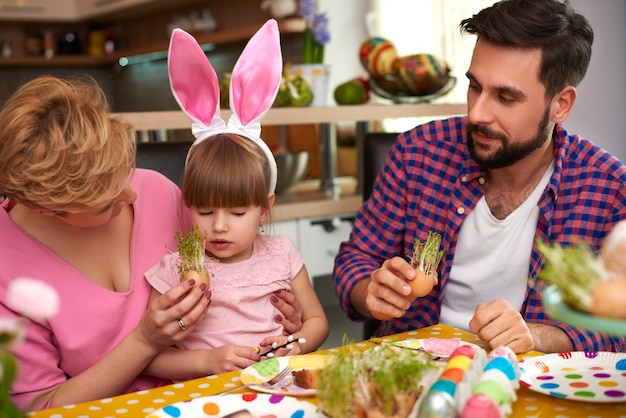 Petit-déjeuner de Pâques de la famille heureuse