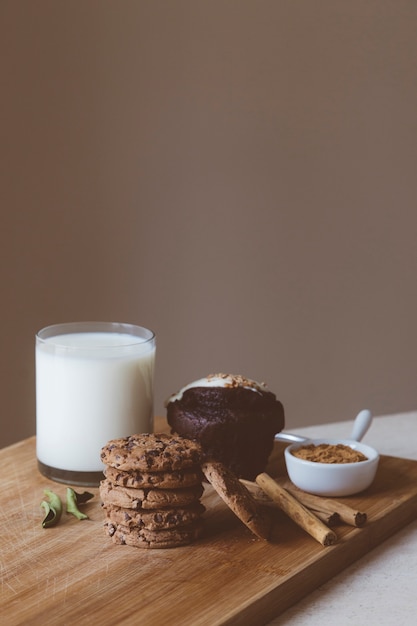 Petit déjeuner sur planche de bois