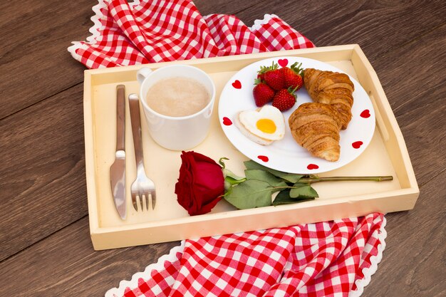 Petit déjeuner sur plateau avec thème romantique