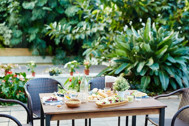 Photo gratuite petit déjeuner en plein air