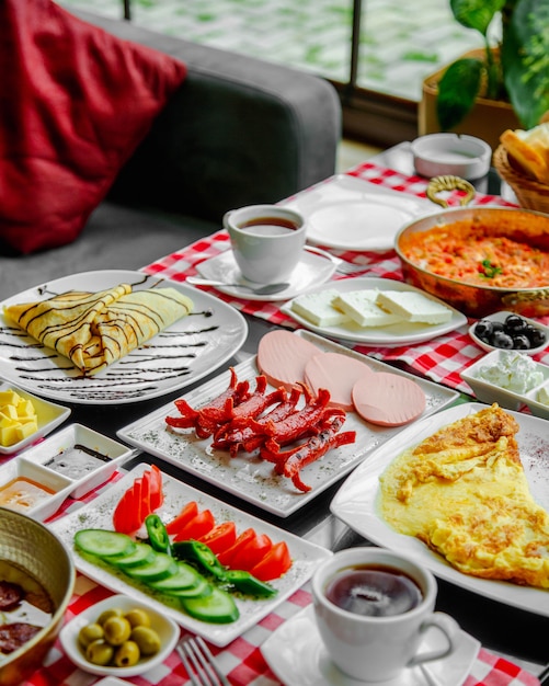 petit déjeuner posé sur la table