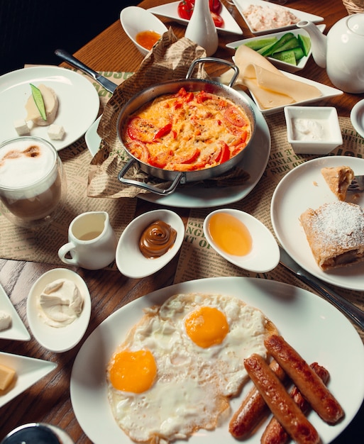 Petit déjeuner posé sur la table