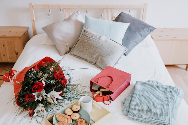 Petit déjeuner près du bouquet et du cadeau