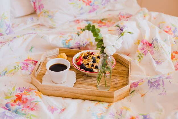 Petit-déjeuner romantique au lit