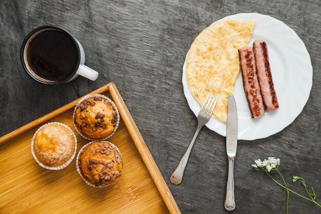 Petit-déjeuner sain assorti servi sur gris