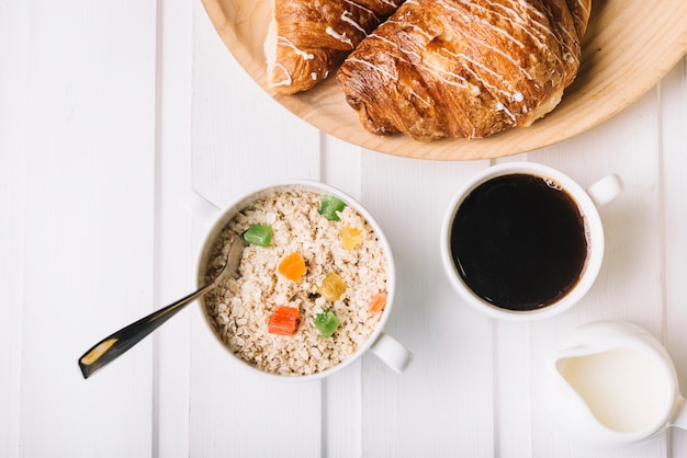 Petit-déjeuner sain avec de l&#39;avoine et du café