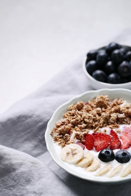 Petit-déjeuner sain avec des céréales et des fruits