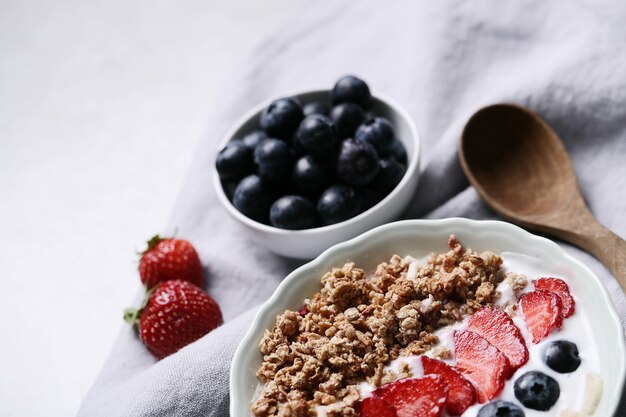 Petit-déjeuner sain avec des céréales et des fruits