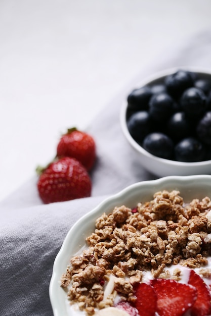 Petit-déjeuner sain avec des céréales et des fruits