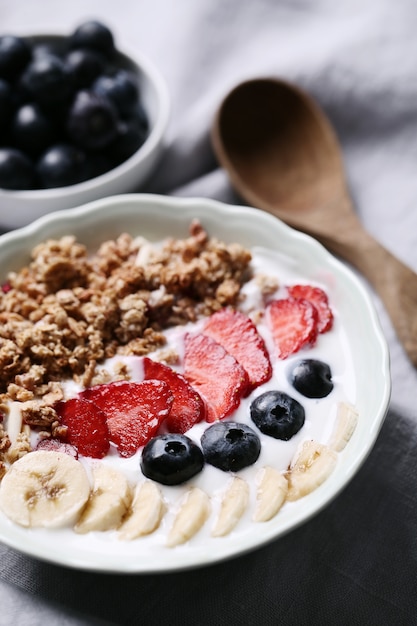 Petit-déjeuner sain avec des céréales et des fruits