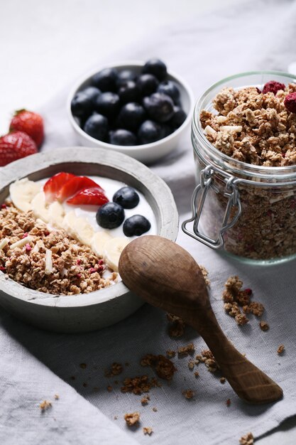 Petit-déjeuner sain avec des céréales et des fruits