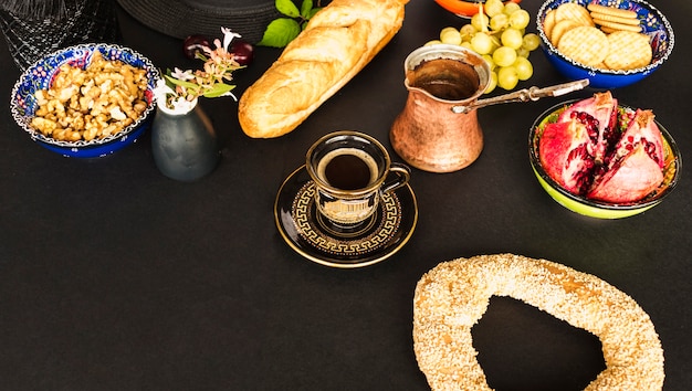 Photo gratuite petit-déjeuner sain avec du thé sur la table