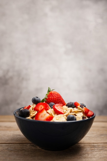 Petit déjeuner sain d'épeautre avec des fraises et des myrtilles