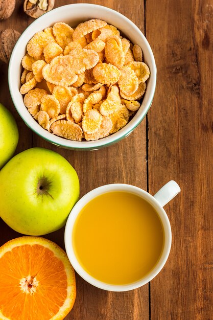 Petit-déjeuner sain fait maison avec du muesli, des pommes, des fruits frais et des noix