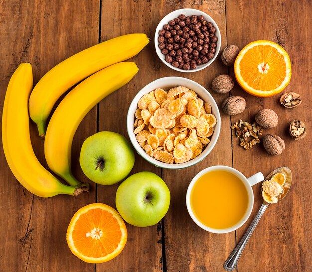 Petit-déjeuner sain fait maison de muesli