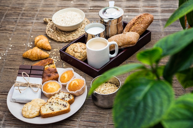 Photo gratuite petit-déjeuner sain frais sur napperon