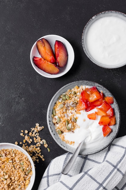 Photo gratuite petit-déjeuner sain avec des fraises et du yaourt
