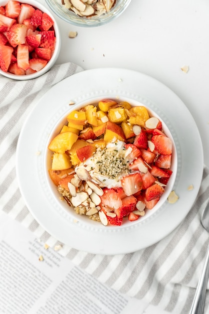 Petit-déjeuner sain avec fruits frais et noix