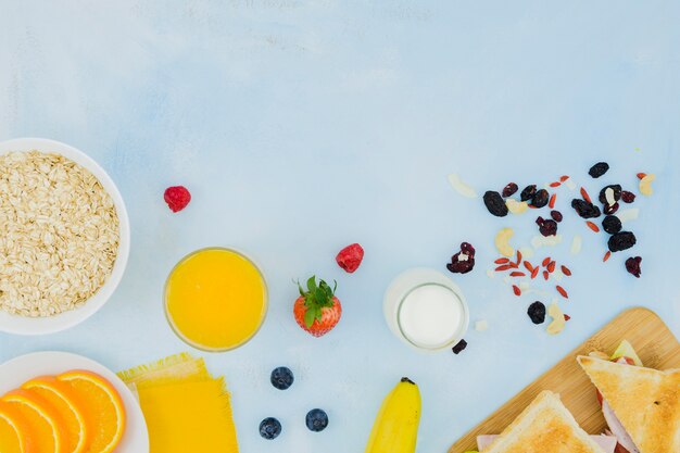 Petit-déjeuner sain avec des fruits