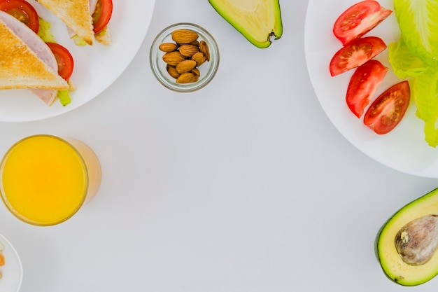 Petit-déjeuner sain avec des fruits