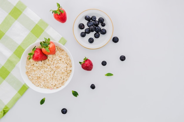 Photo gratuite petit-déjeuner sain avec des fruits