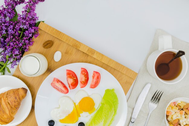 Petit-déjeuner sain avec des fruits