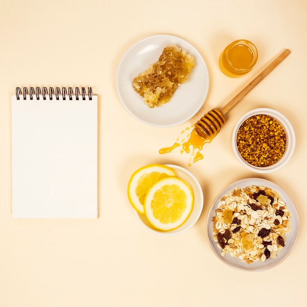 Petit-déjeuner sain avec journal vierge en spirale