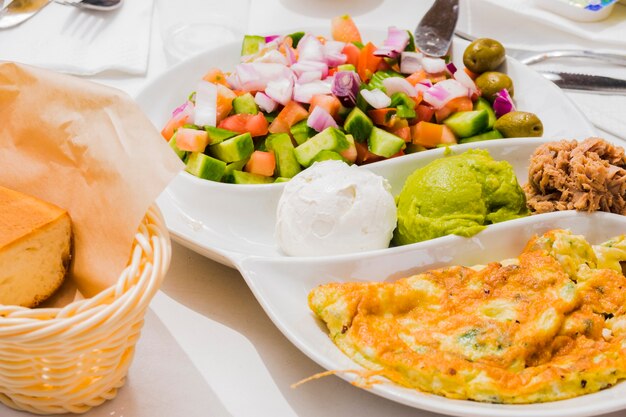 Petit-déjeuner sain avec des légumes