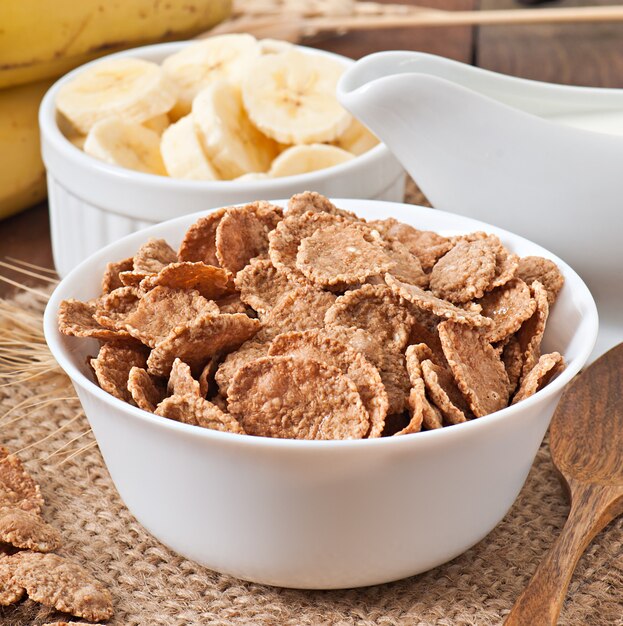 Petit-déjeuner sain - muesli à grains entiers dans un bol blanc