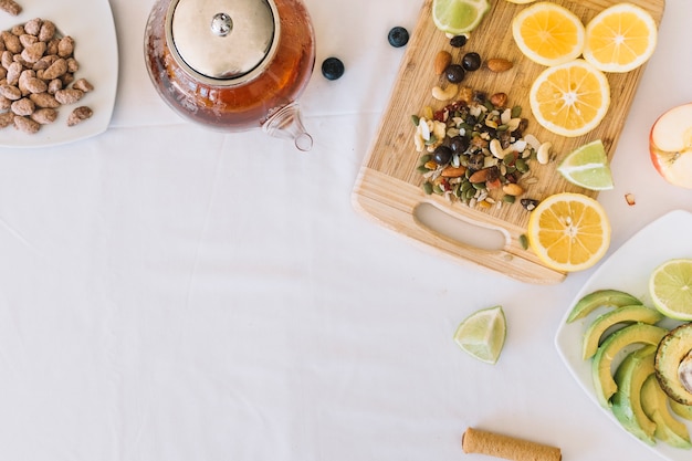 Petit-déjeuner sain sur une nappe blanche