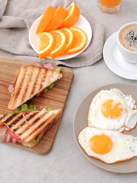 Petit-déjeuner sain sur la table